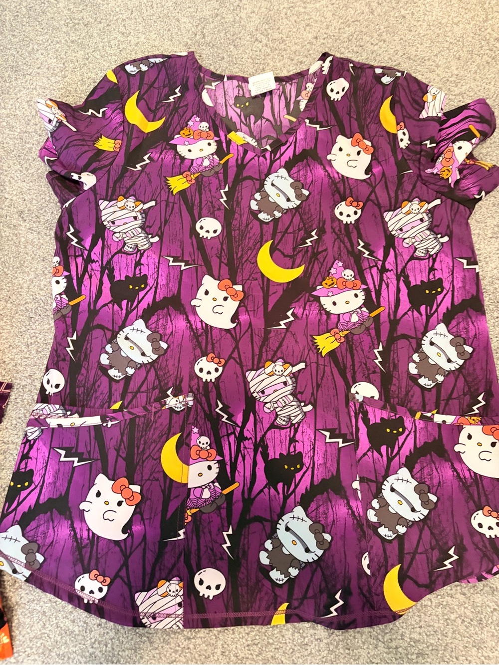 Women’s medium hello Kitty Halloween scrub top